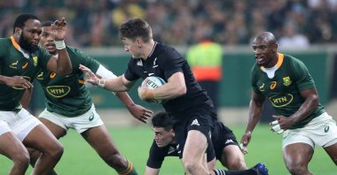 New Zealand's Beauden Barrett (C) in action during the Rugby Championships match against South Africa, Mbombela, South Africa, Aug. 6, 2022. (EPA PHOTO) 