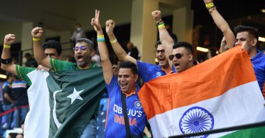 Fans of Pakistan&#039;s and Indian cricket teams cheer before the start of the ICC men’s Twenty20 World Cup match in Dubai, United Arab Emirates, Oct. 24, 2021. (AFP PHOTO)