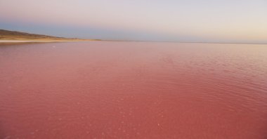 A view of &quot;pink&quot; Lake Tuz, in Aksaray, central Türkiye, Aug. 12, 2022. (DHA PHOTO) 