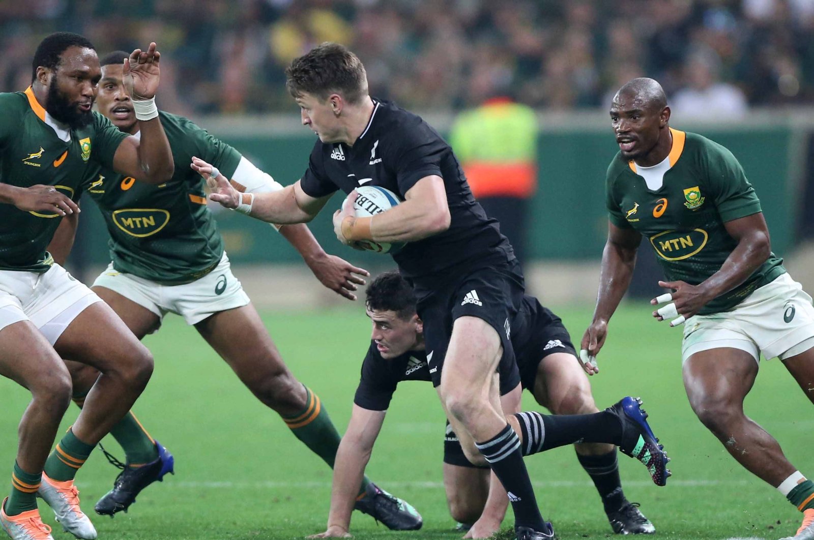 New Zealand&#039;s Beauden Barrett (C) in action during the Rugby Championships match against South Africa, Mbombela, South Africa, Aug. 6, 2022. (EPA PHOTO) 