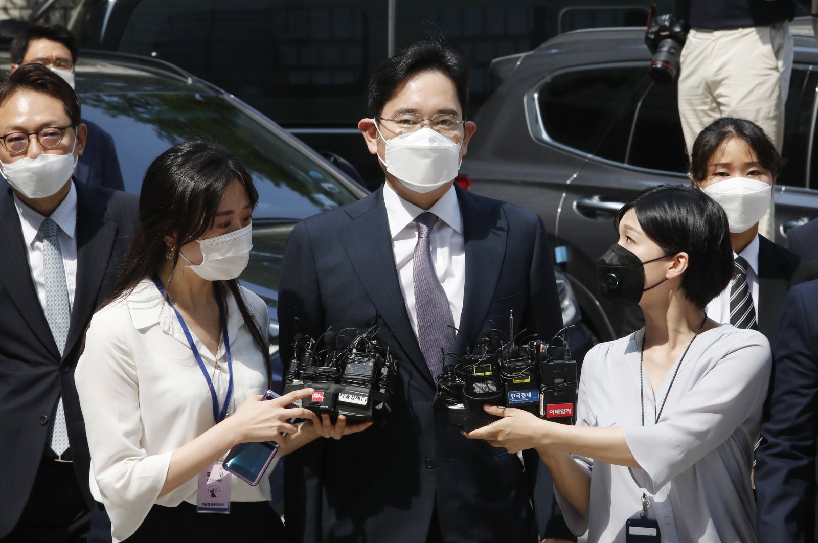 Samsung Electronics Vice Chairperson Lee Jae-yong (C) arrives at the Seoul Central District Court in Seoul, South Korea, June 8, 2020. (AP Photo)