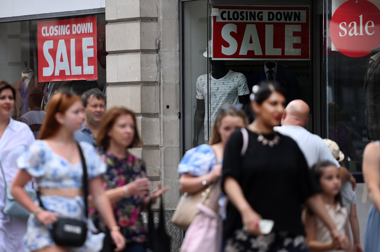 Pedestrians pass a closing down sale at a store in central London, Britain, Aug. 4, 2022. (EPA Photo)