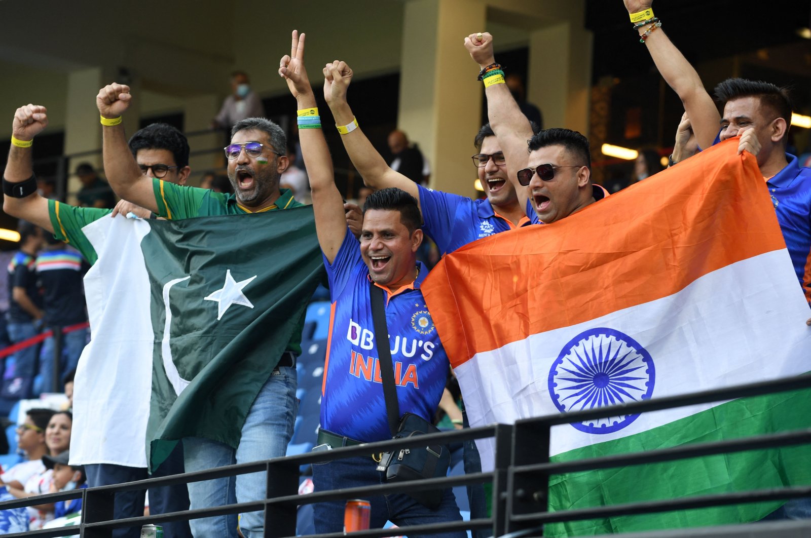 Fans of Pakistan&#039;s and Indian cricket teams cheer before the start of the ICC men’s Twenty20 World Cup match in Dubai, United Arab Emirates, Oct. 24, 2021. (AFP PHOTO)