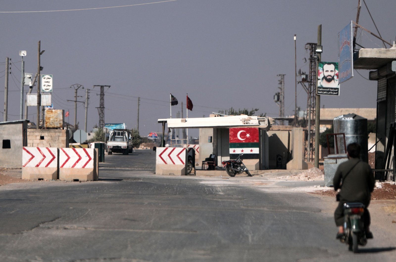 Syrian soldiers man a checkpoint in the town of Marea in the northern Aleppo governorate on August 2, 2022. (AFP Photo)