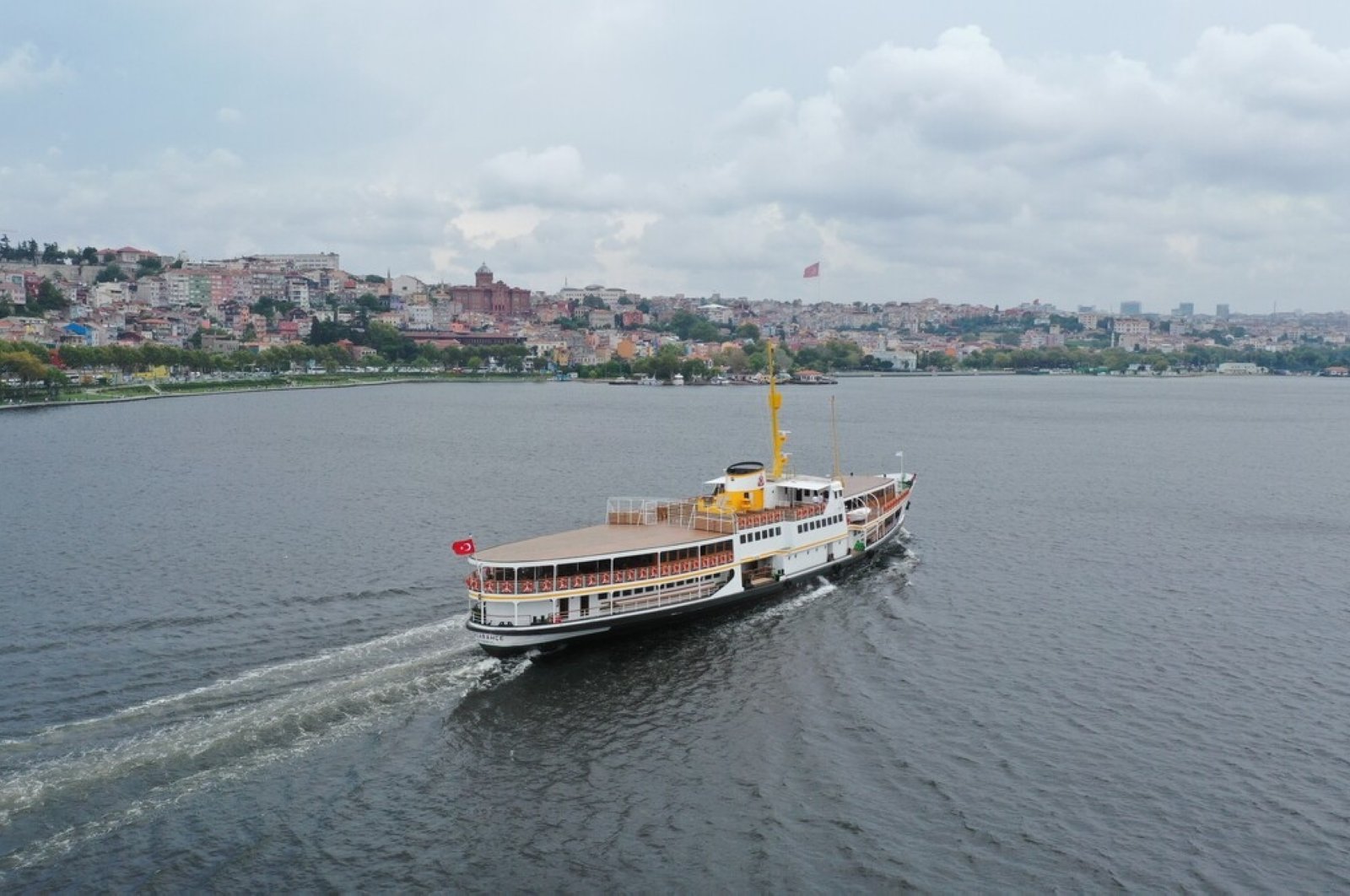 Feri Istanbul 1952 yang dipulihkan kembali berlayar ke Bosporus