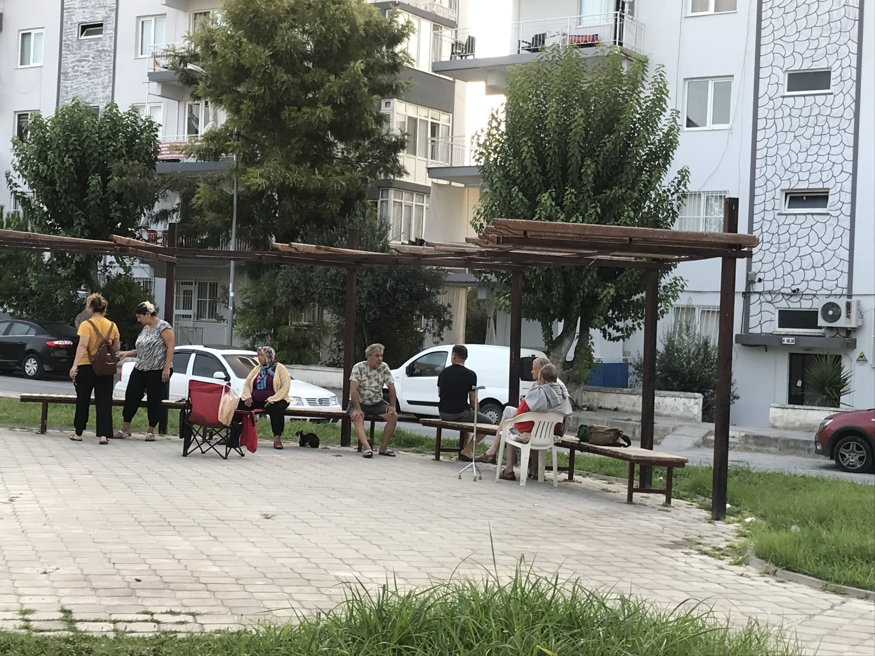 Orang-orang duduk di taman setelah gempa bumi, di Kuşadas, Aydın, Türkiye barat, 14 Agustus 2022. (DHA PHOTO)