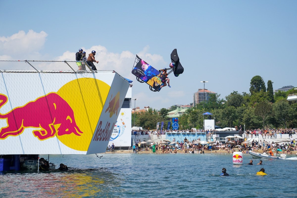 Inaugural Flugtag in Brazil gives locals wings