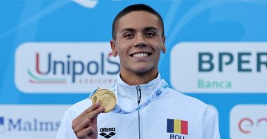 Romania's David Popovici celebrates winning the gold in the men's 100-meter freestyle final, Rome, Italy, Aug. 13, 2022. (Reuters Photo)