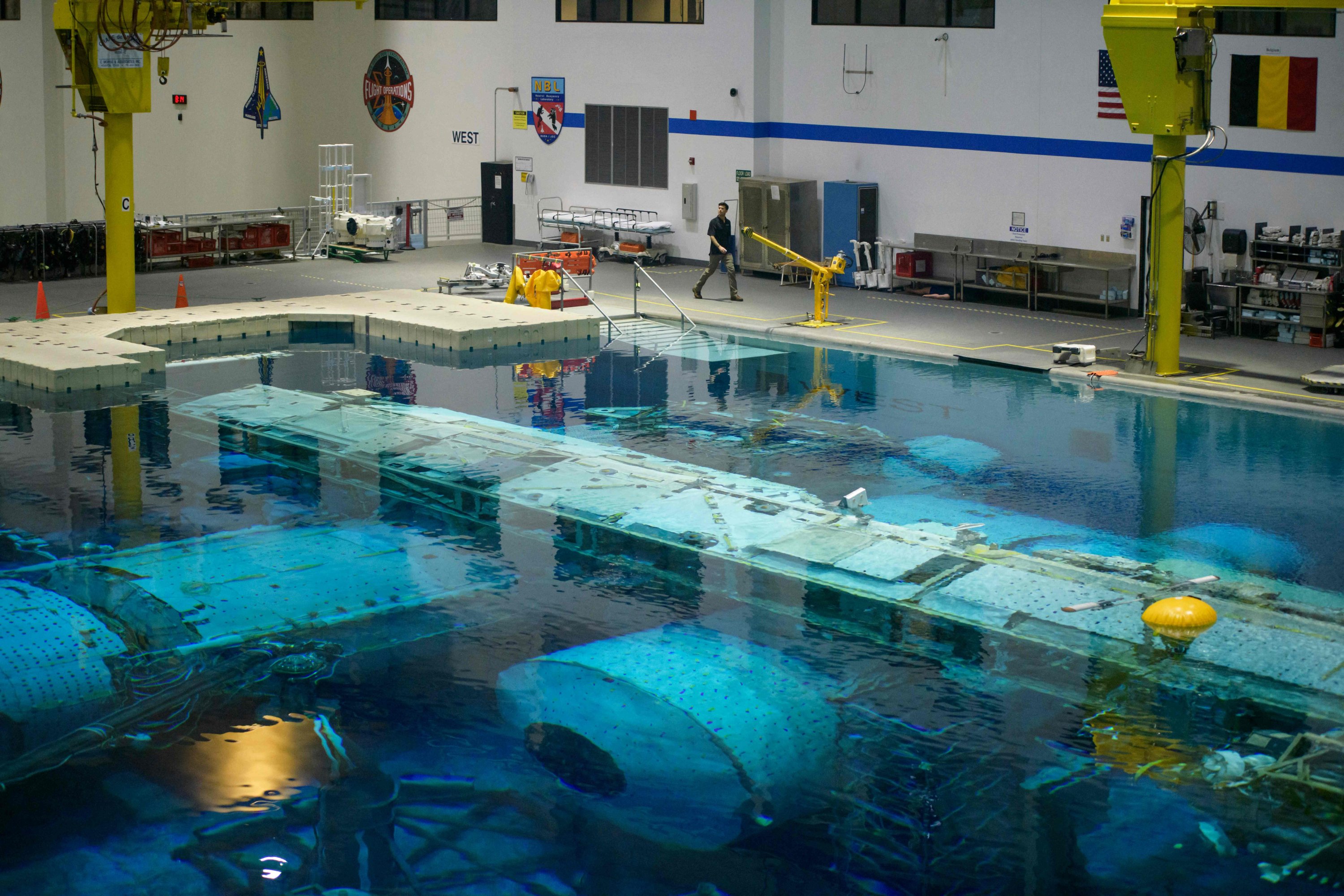 Kolam pelatihan di NASA Neutral Buoyancy Laboratory di Houston, Texas, AS, 5 Agustus 2022. (AFP Photo)