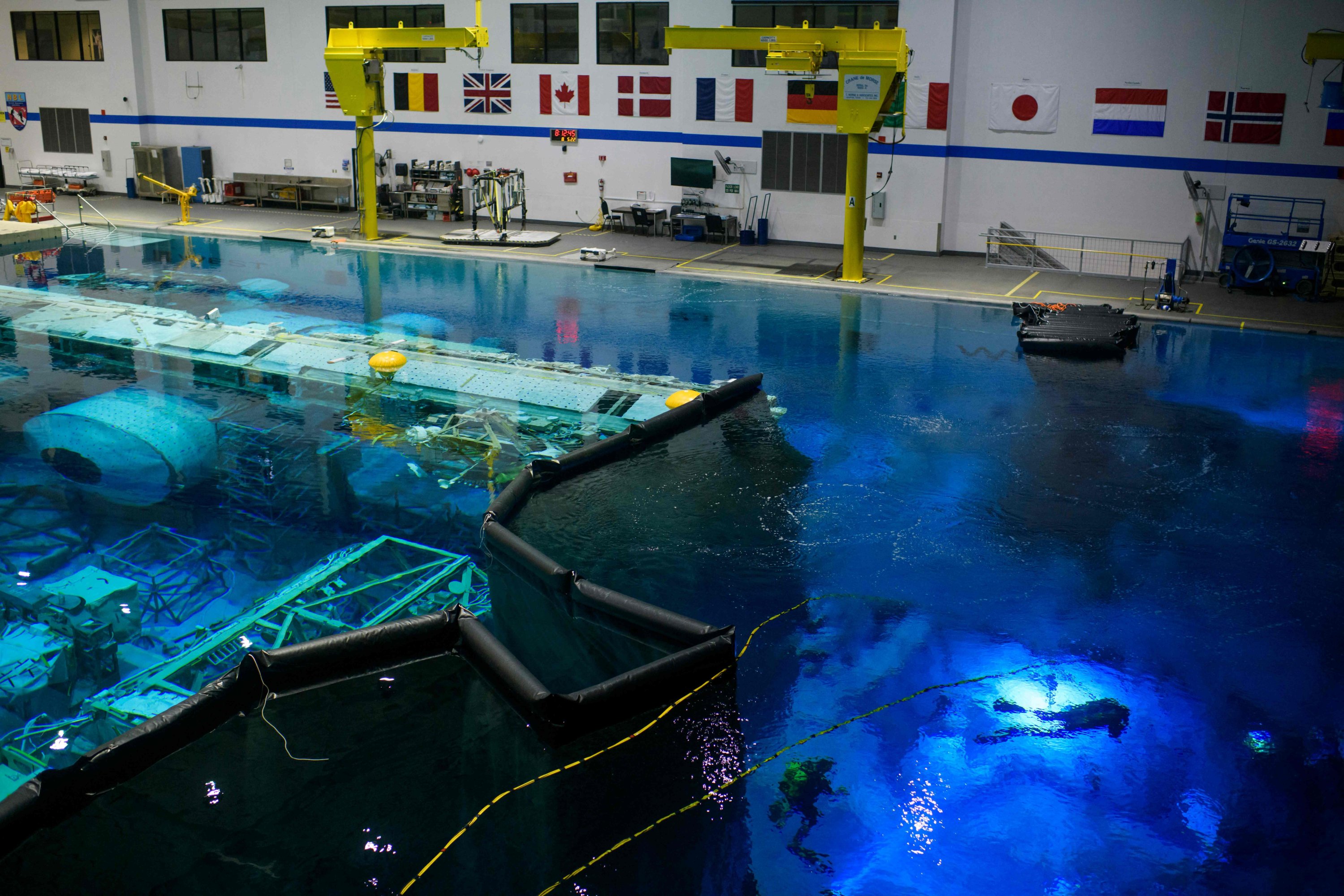 Penyelam melakukan latihan di Laboratorium Netral Buoyancy NASA di Houston, Texas, AS, 5 Agustus 2022. (AFP Photo)