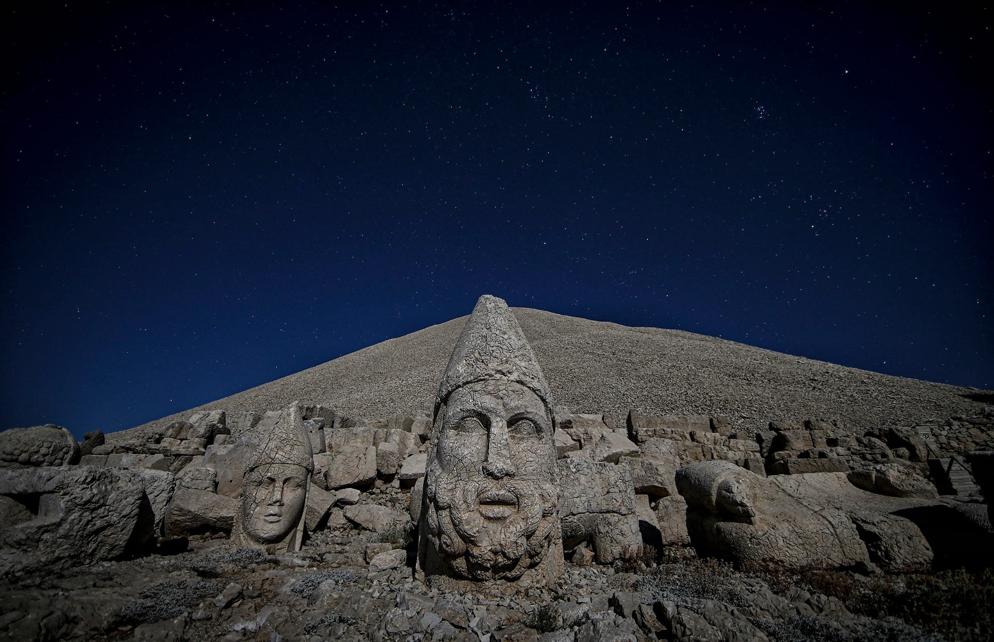 Peninggalan kuno di Gunung Nemrut, Adıyaman, Türkiye, 11 Agustus 2022. (Foto oleh Uğur Yıldırım)