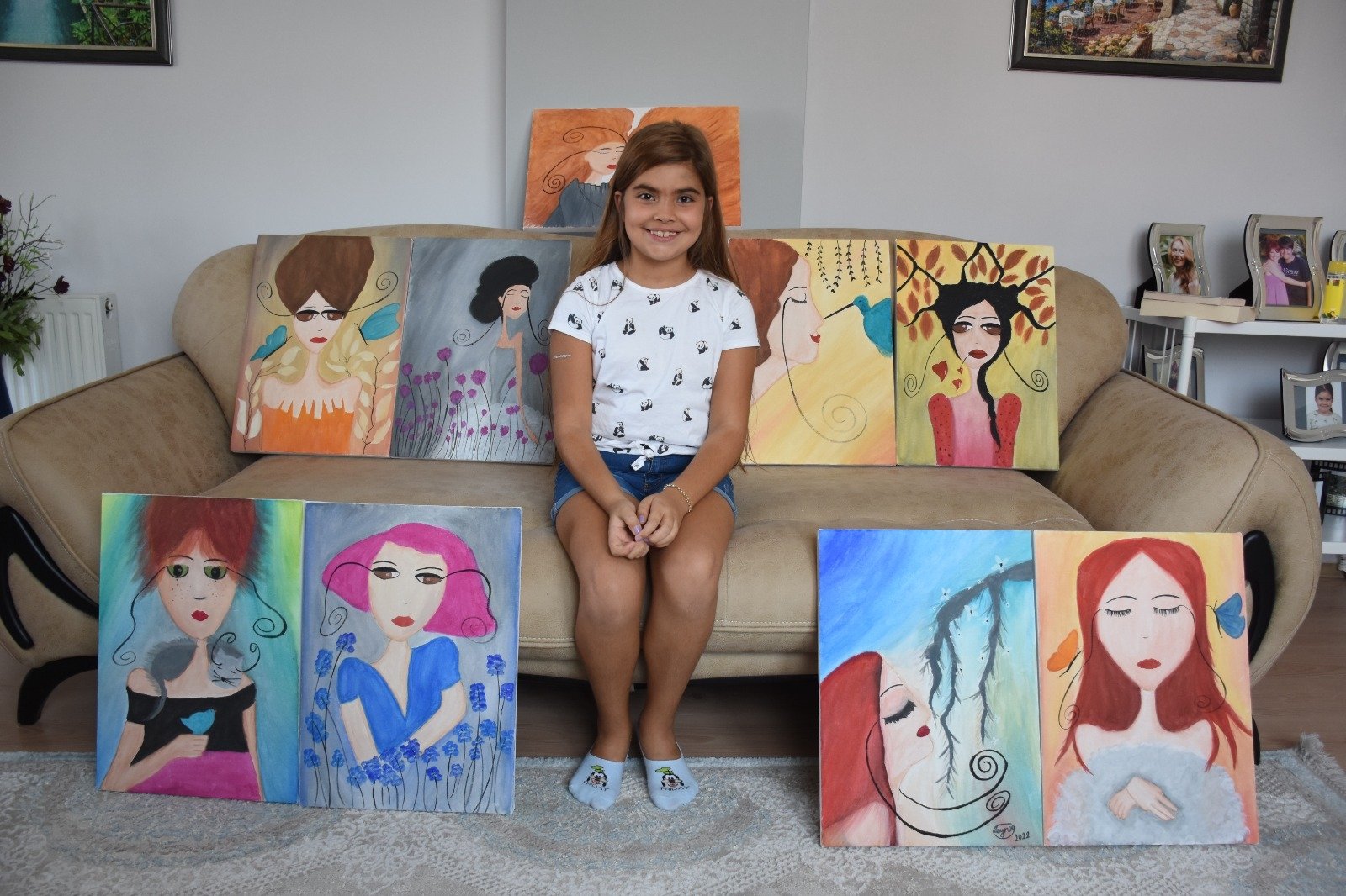 Seniman delapan tahun Zeynep Yağmur evik berpose dengan lukisannya di Istanbul, Turki, 15 Agustus 2022. (AA Photo)