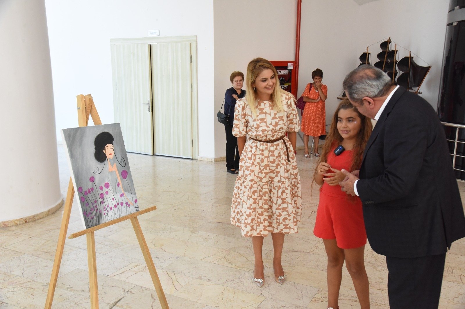 Seniman delapan tahun Zeynep Yağmur evik menghadiri pameran lukisannya di Bilecik, Turki.  (Foto AA)