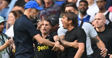 Spurs' coach Antonio Conte (R) and Chelsea's Thomas Tuchel (L) react after a Premier League match, London, Aug. 14, 2022. (AFP Photo)