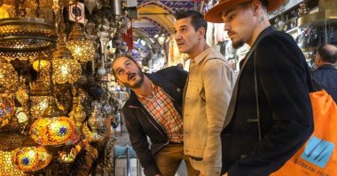 The scene from the movie &quot;Por Los Pelos.&quot; (via e-Cartelera)