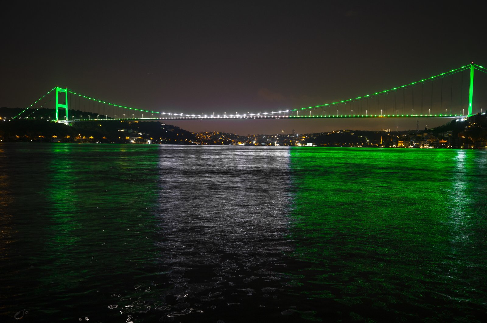 Bridges in Istanbul on the Bosporus linking Asia with Europe were illuminated in Pakistani flag colors to mark the country&#039;s 75th Independence Day, Istanbul, Türkiye, Aug. 14, 2022. (AA)