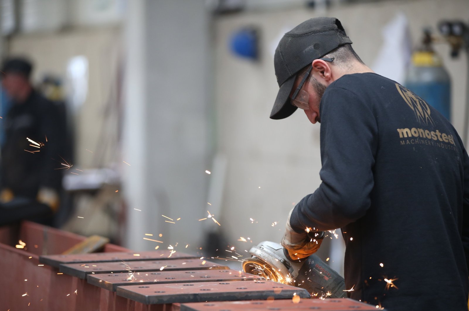 A worker is seen at a steel factory in the province of Sakarya, northwestern Türkiye, March 29, 2022. (AA Photo)