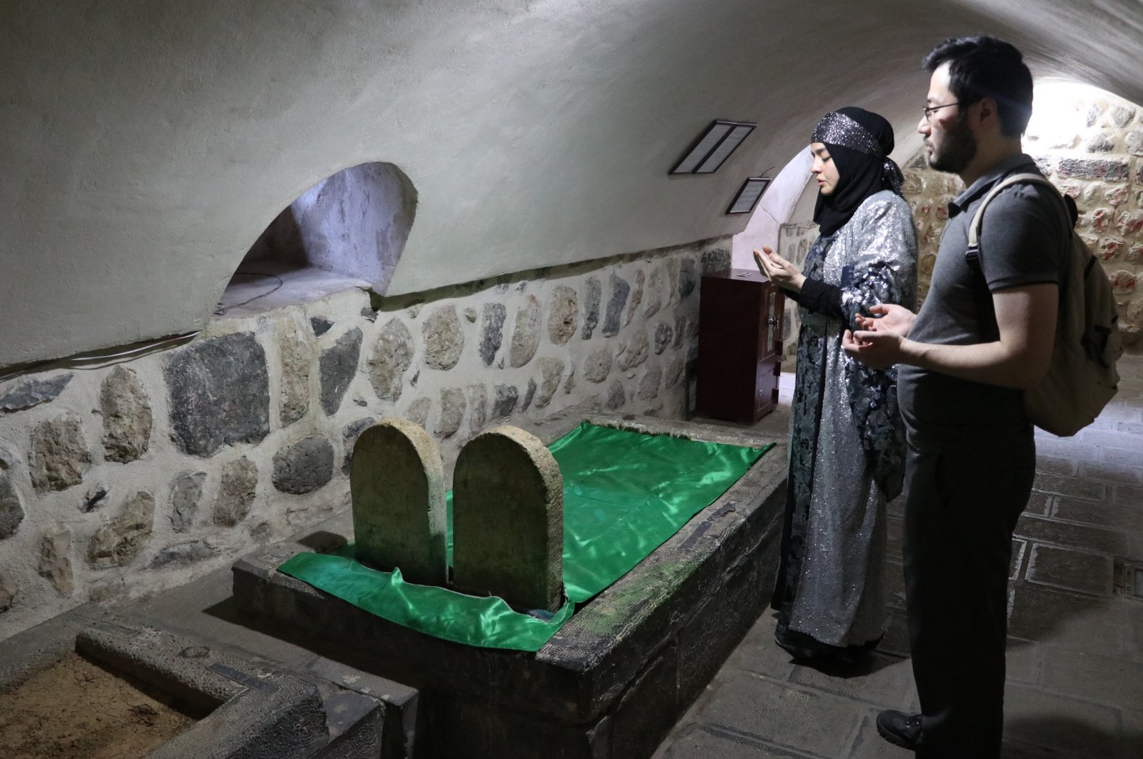 The couple recites prayers at the tomb of Mem and Zin, in Cizre, Şırnak, southeastern Türkiye, Aug. 15, 2022. (AA PHOTO) 