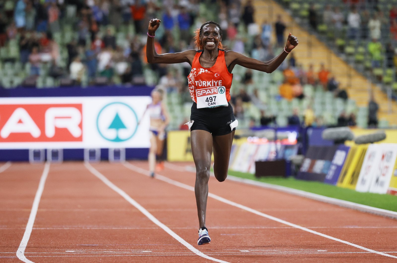 Yasemin Can of Tükiye celebrates as she crosses the finish line to win the women&#039;s 10,000 meters final during the athletics events at the European Championships Munich 2022, Munich, Germany, Aug. 15, 2022. (EPA Photo)