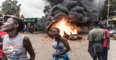 Supporters of Kenya's Azimio La Umoja (Declaration of Unity) presidential candidate Raila Odinga demonstrate over burning tires in Kibera, Nairobi, Kenya, Aug. 15, 2022. (AFP Photo)