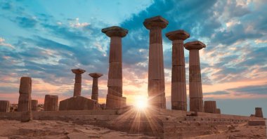The ruins of ancient city Assos with the Temple of Athena, amphitheater and necropolis, Çanakkale, Türkiye. (SHUTTERSTOCK PHOTO)