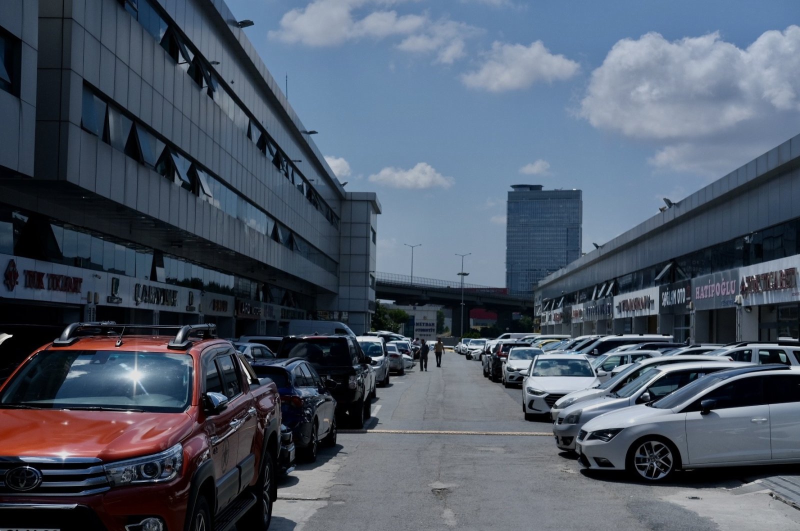 Secondhand cars are seen near dealerships in Istanbul, Türkiye, Aug. 5, 2022. (IHA Photo)