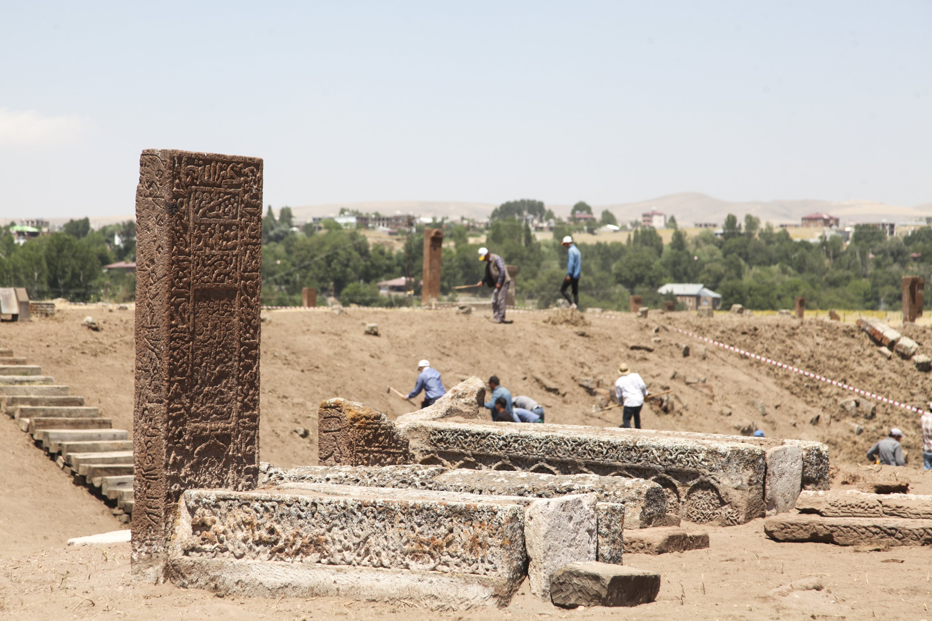 Para arkeolog mengerjakan kuburan yang baru ditemukan di Pemakaman Ahlat Seljuk Meydan, Bitlis, Türkiye timur, 16 Agustus 2022. (AA)