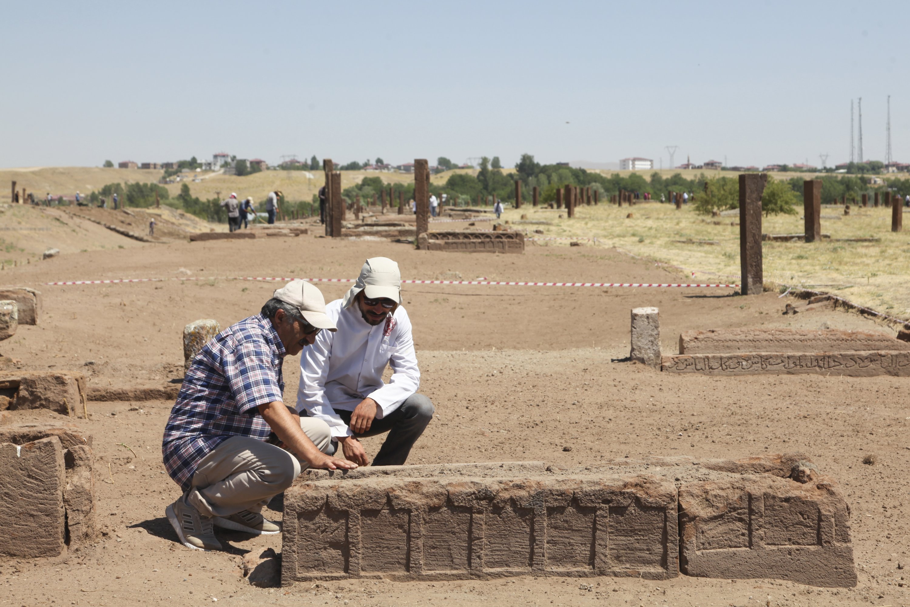 Para arkeolog mengerjakan cenotaph yang baru ditemukan di Pemakaman Ahlat Seljuk Meydan, Bitlis, Türkiye timur, 16 Agustus 2022. (AA)