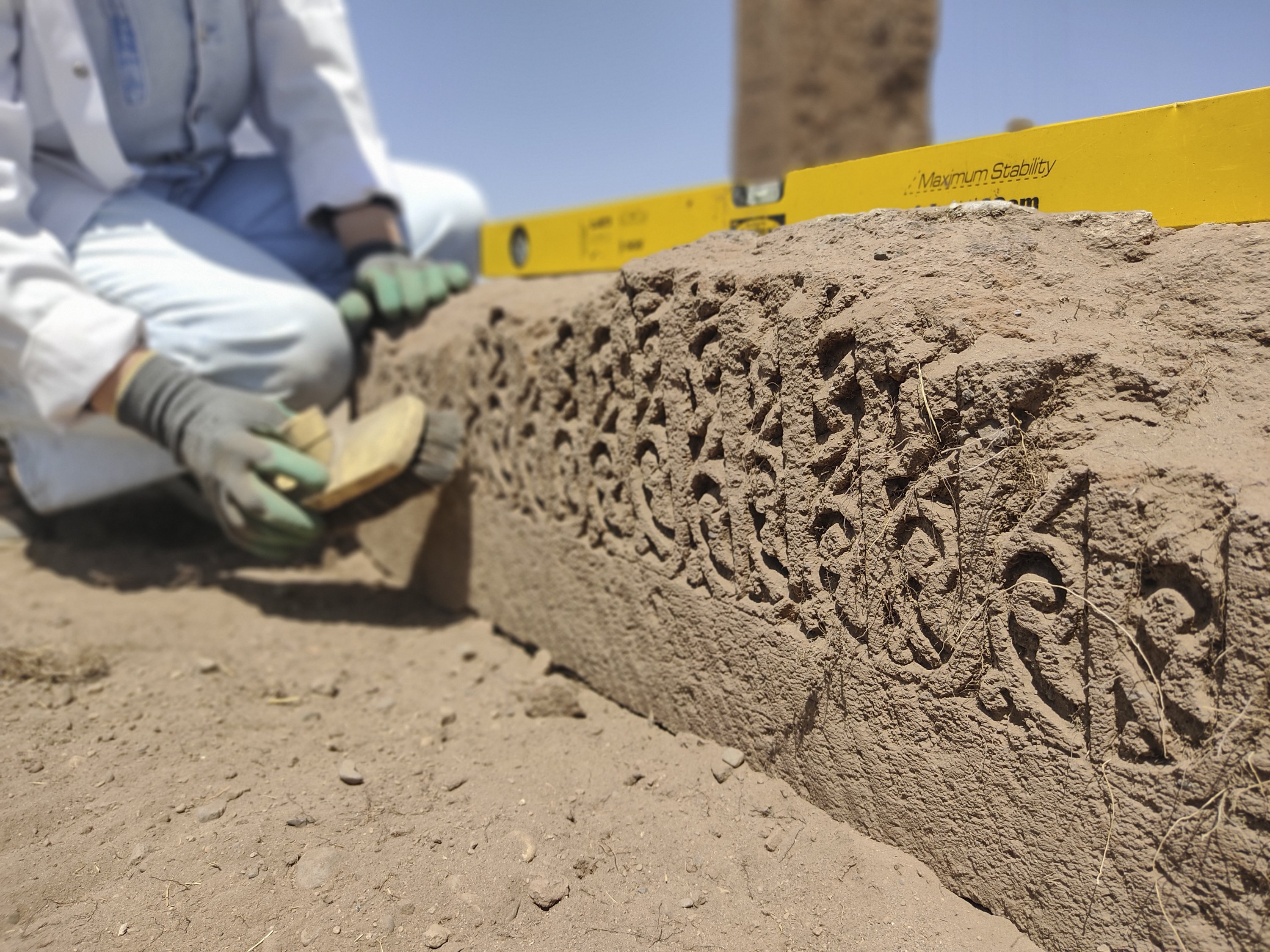 Seorang arkeolog mengerjakan cenotaph yang baru ditemukan di Pemakaman Ahlat Seljuk Meydan, Bitlis, Türkiye timur, 16 Agustus 2022. (AA) 