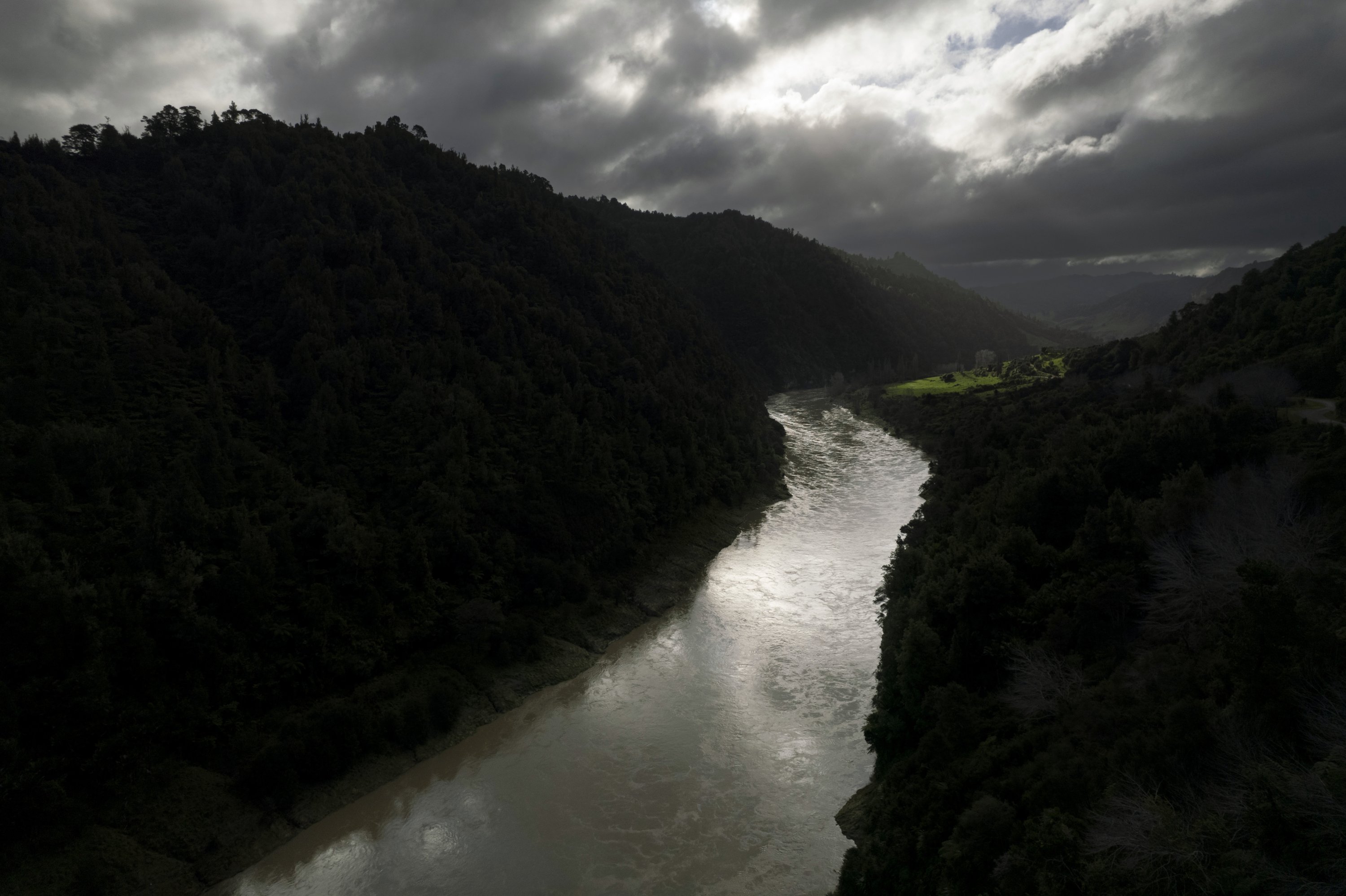 Bagian hilir Sungai Whanganui mengalir di dekat pemukiman Kaiwhaiki di Selandia Baru, 15 Juni 2022. (AP Photo)