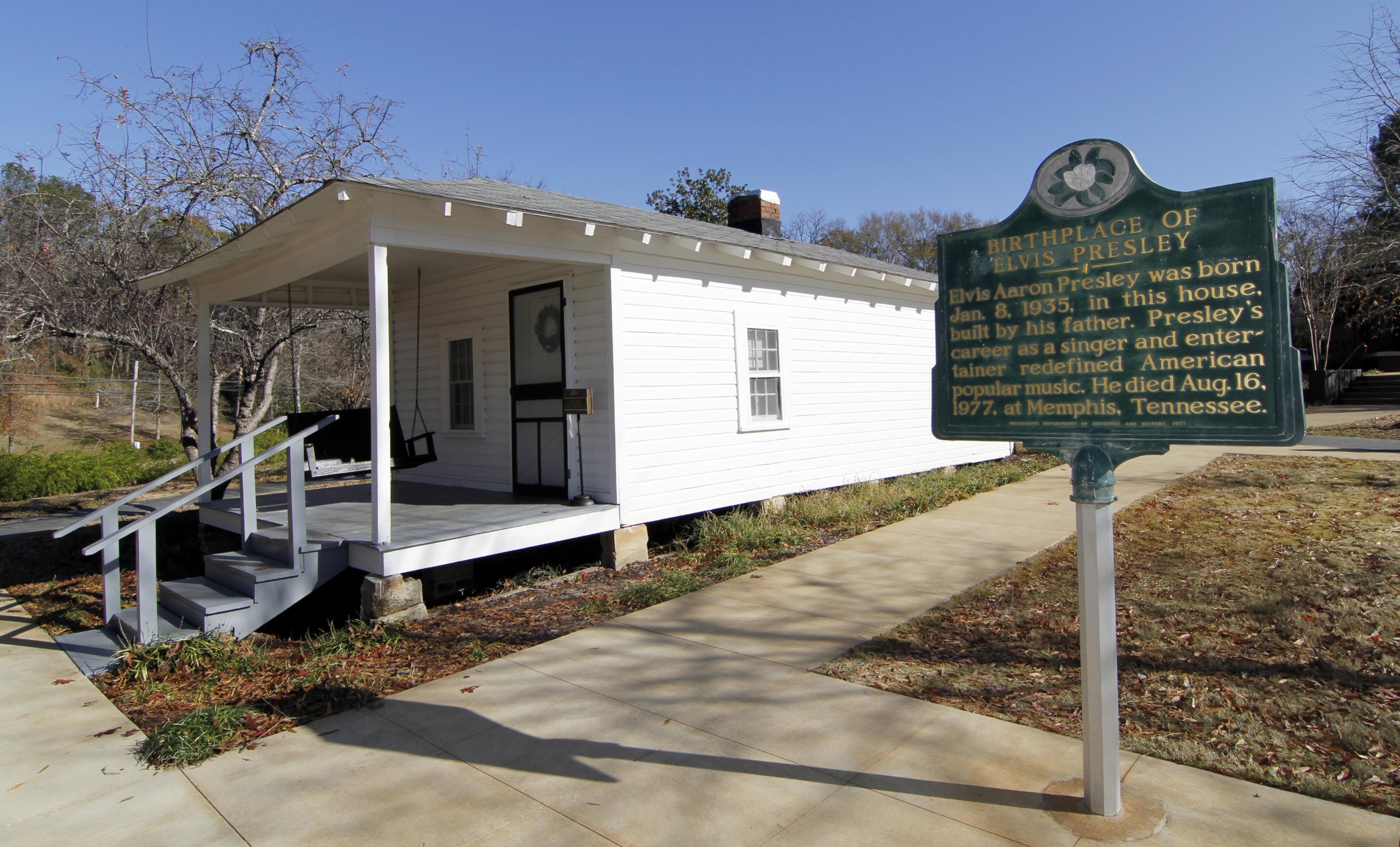Penanda sejarah yang menunjukkan rumah masa kecil Elvis Presley digambarkan di Tupelo, Miss., AS, 10 Desember 2009. (AP)