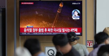 A TV screen showing a news program reporting on North Korea's missile launch is seen at the Seoul Railway Station in Seoul, South Korea, Aug. 17, 2022. (AP Photo)