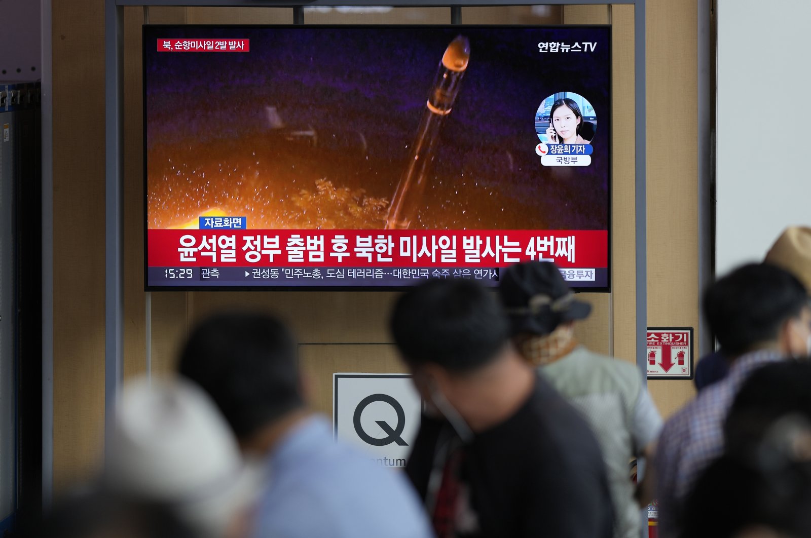 A TV screen showing a news program reporting on North Korea&#039;s missile launch is seen at the Seoul Railway Station in Seoul, South Korea, Aug. 17, 2022. (AP Photo)