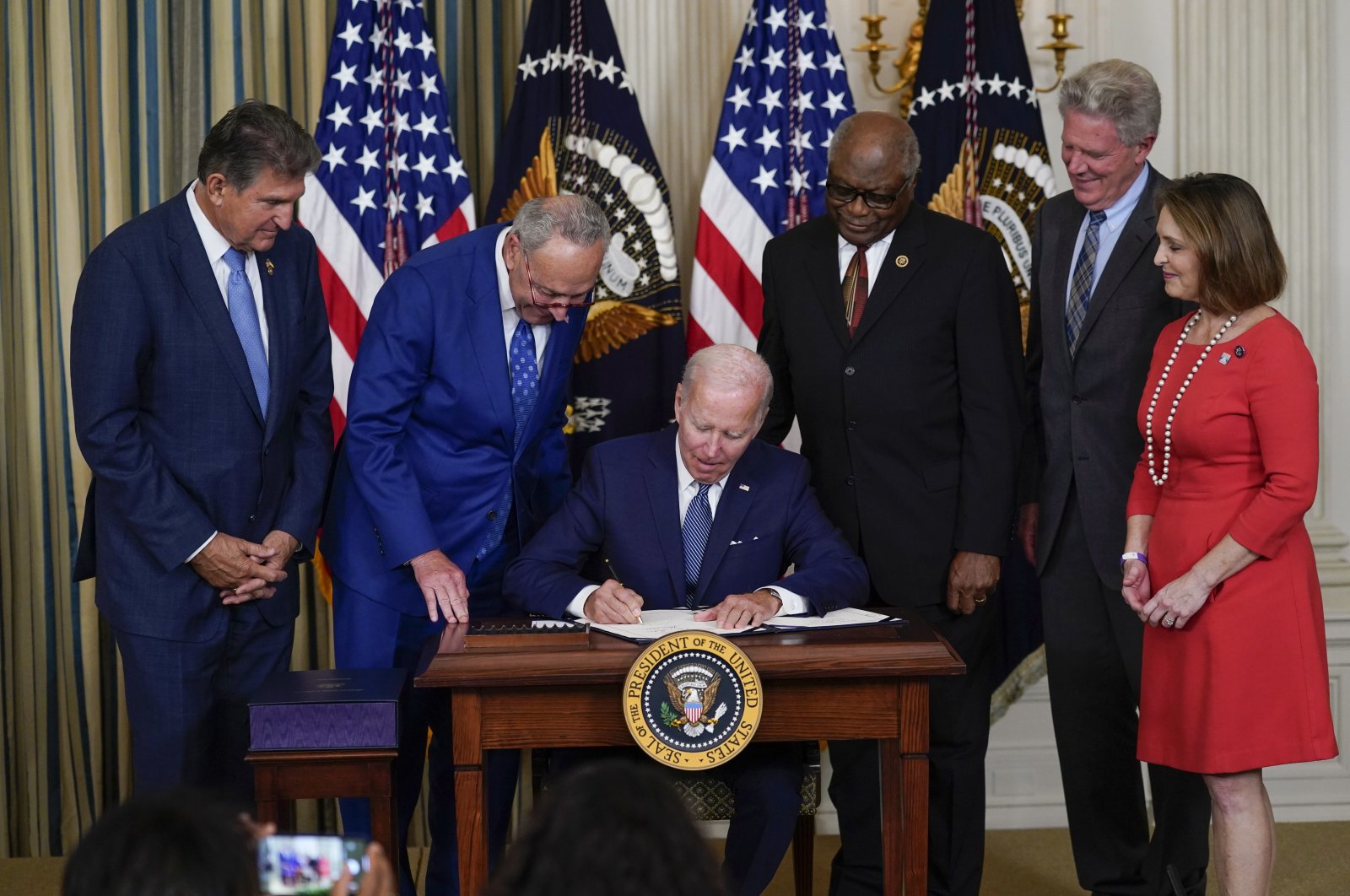 U.S. President Joe Biden signs the Democrats&#039; landmark climate change and health care bill in the State Dining Room of the White House, Washington, U.S., Aug. 16, 2022. (AP Photo)