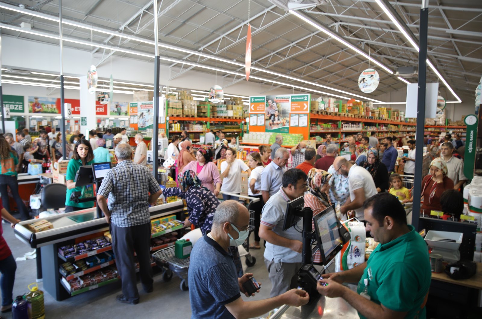 People shop at an agricultural credit cooperative outlet in Gaziantep province, southeastern Turkey, Aug. 15, 2022. (IHA Photo)