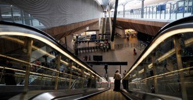 Commuters arrive at London Bridge train station as fresh railway strikes hit the country, in London, Britain, Aug. 13, 2022. (AFP Photo)