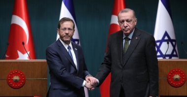 Israeli President Isaac Herzog (L) and Turkish President Recep Tayyip Erdoğan (R) attend a press conference after their meeting in Ankara, Türkiye, March 9, 2022. (EPA Photo)
