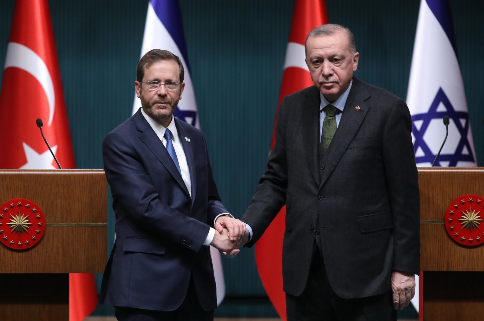 Israeli President Isaac Herzog (L) and Turkish President Recep Tayyip Erdoğan (R) attend a press conference after their meeting in Ankara, Türkiye, March 9, 2022. (EPA Photo)