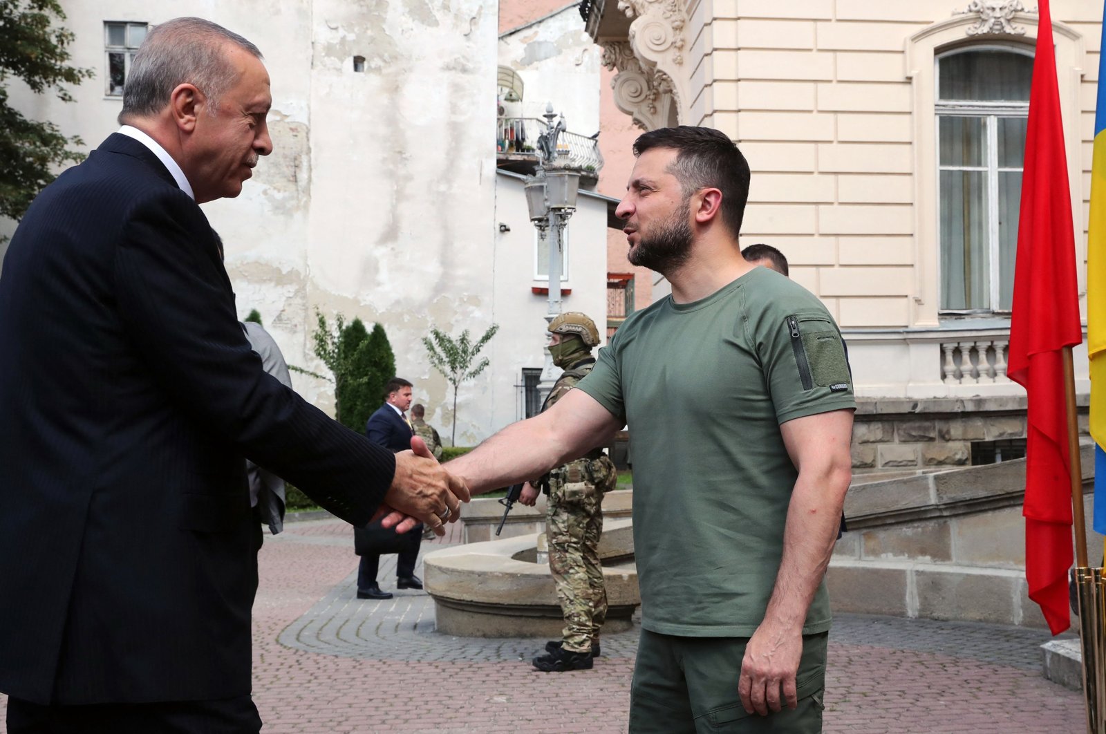 This handout picture taken and released by Turkish Presidential Press Service on Aug. 18, 2022 shows Turkish President Tayyip Erdoğan (L) and Ukrainian President Volodymyr Zelenskyy (R) as they meet in Lviv, Ukraine. (AFP Photo/Turkish Presidential Press Service)