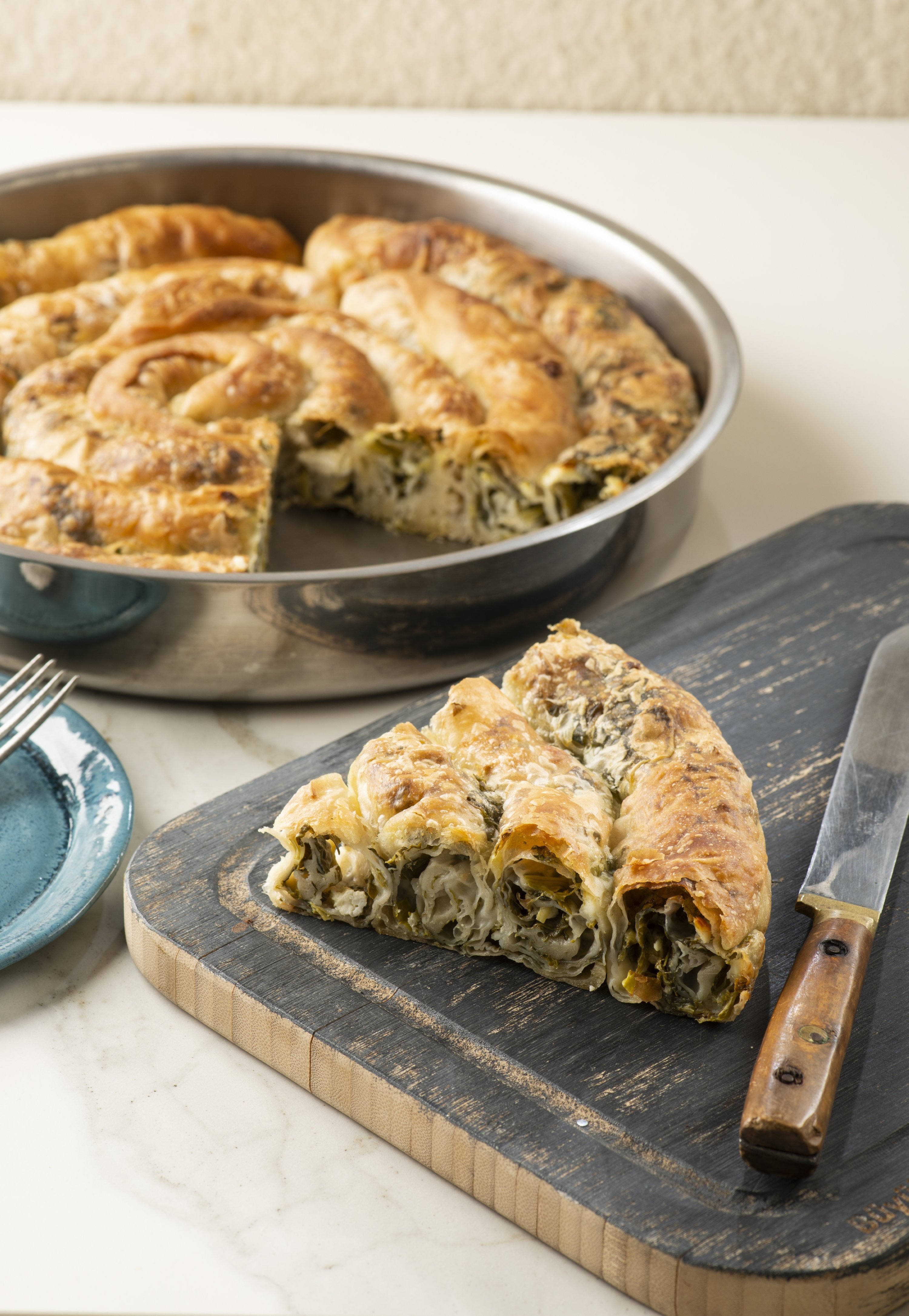 Spinach börek topped with sesame seeds.  (Sabah file photo)