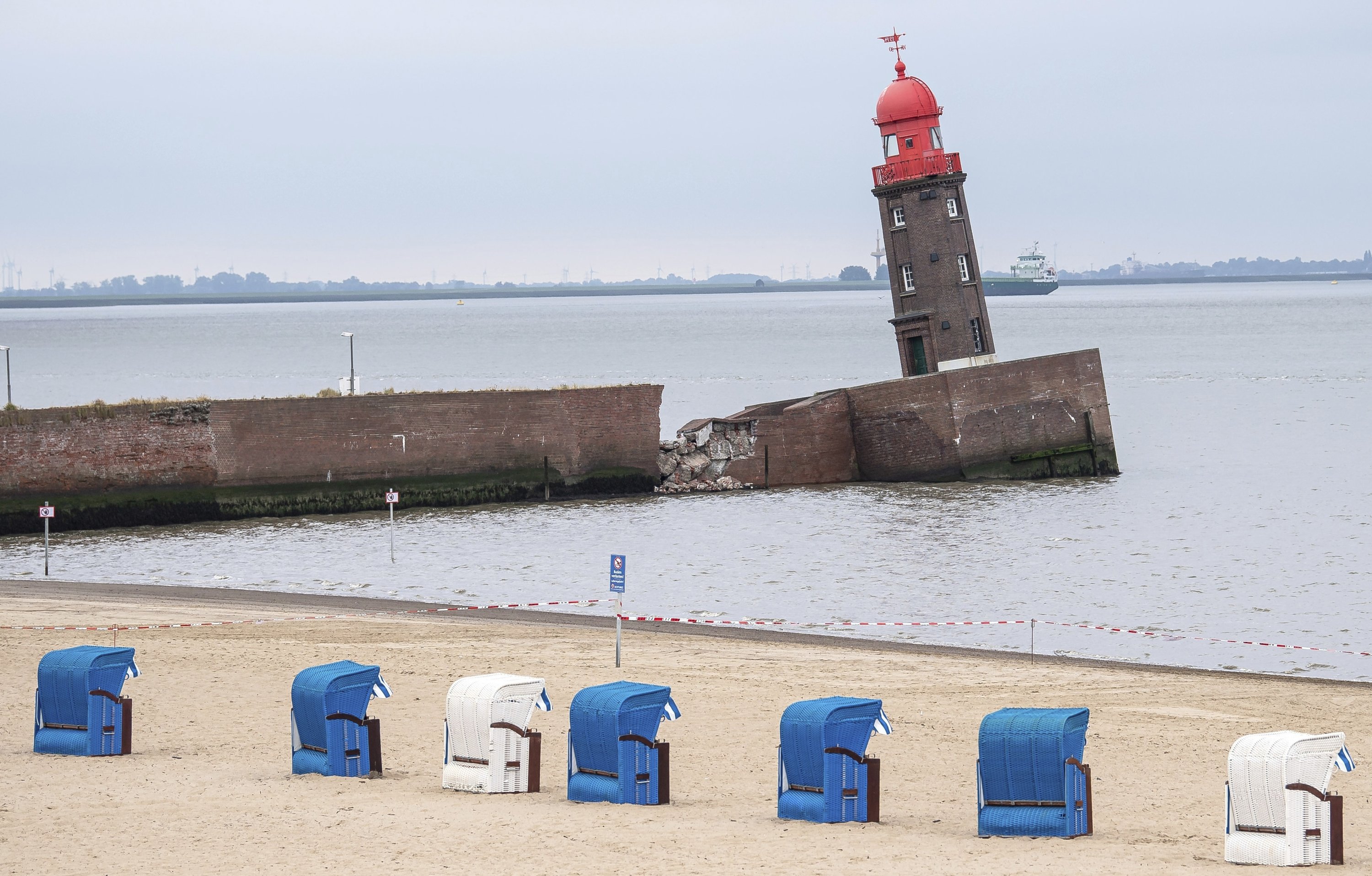Kursi pantai berbaris di tepi pantai di sebelah menara miring Mole, di Bremerhaven, Jerman, 18 Agustus 2022. (AP Photo)
