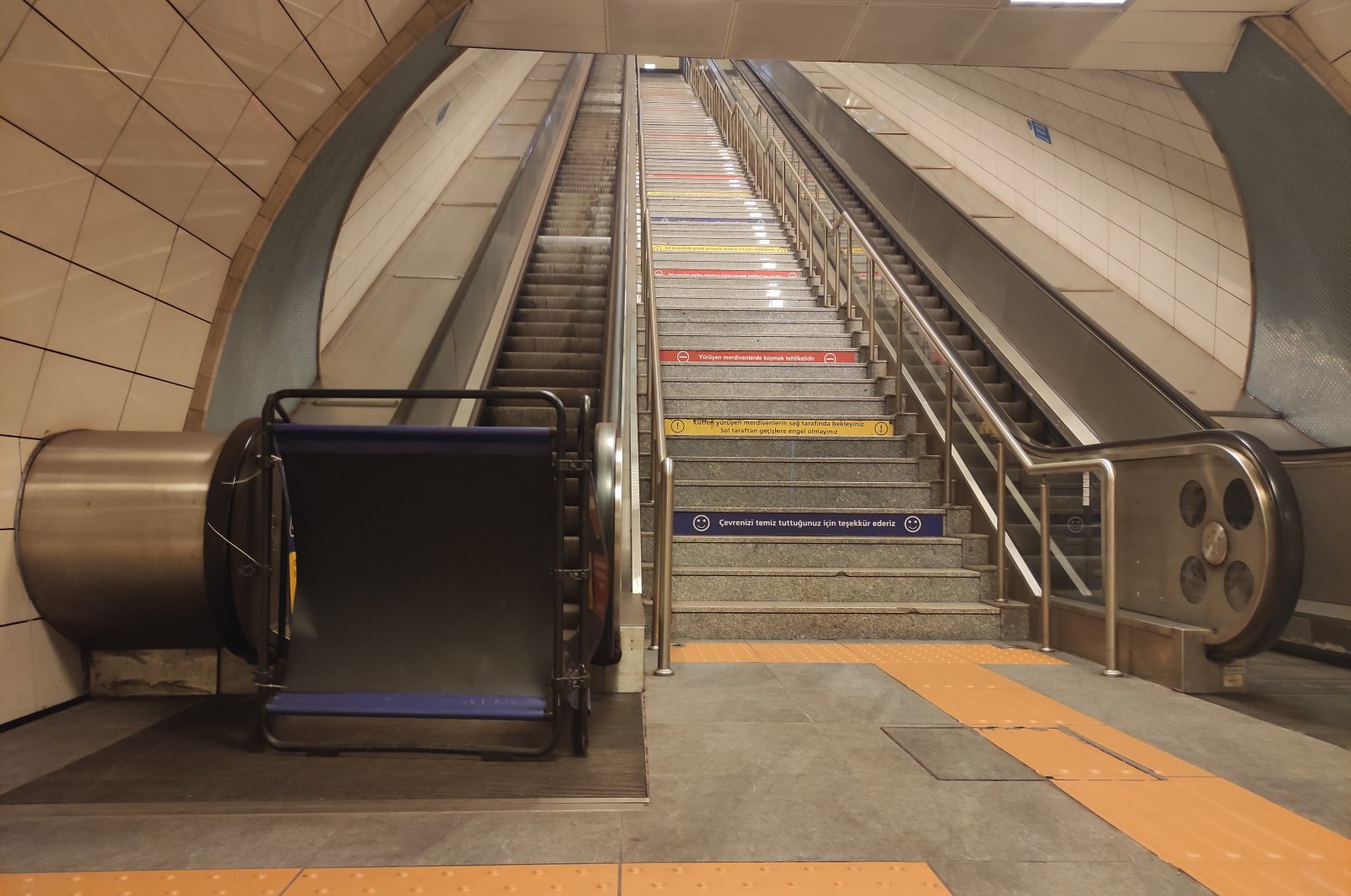 A closed escalator at a metro station, in Istanbul, Türkiye, Aug. 11, 2022. (AA PHOTO) 