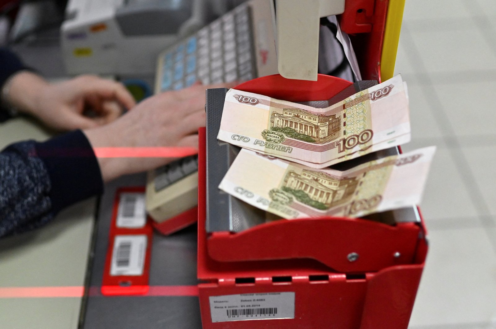 Russian 100-ruble banknotes are placed on a cashier&#039;s desk at a supermarket in the Siberian town of Tara in the Omsk region, Russia, Dec. 14, 2021. (Reuters Photo)