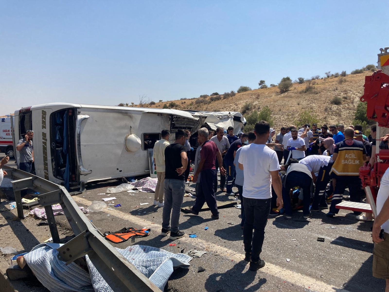 The scene of the traffic accident on the Gaziantep-Nizip Highway that killed at least 16 people and injured 22, Gaziantep, Türkiye, Aug. 20, 2022. (AA Photo)