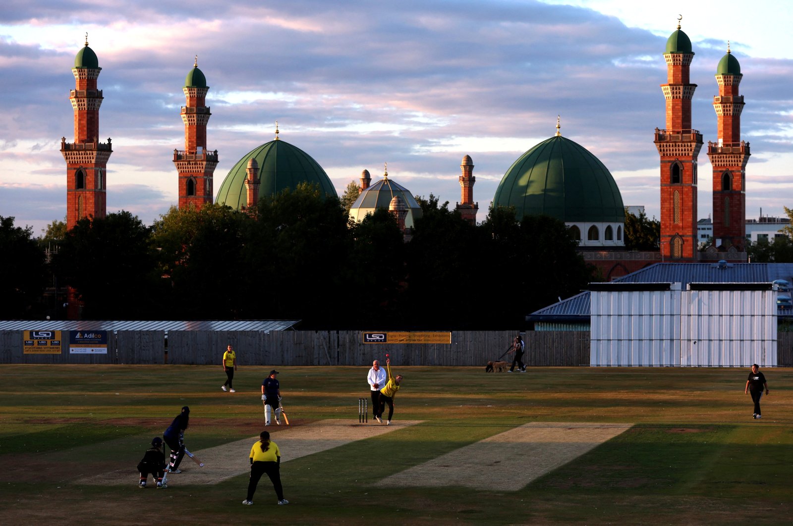 General view of a ladies&#039; cricket match at the Park Avenue ground in front of the Grand Mosque in Bradford, Britain, Aug. 19, 2022. (Reuters Photo)