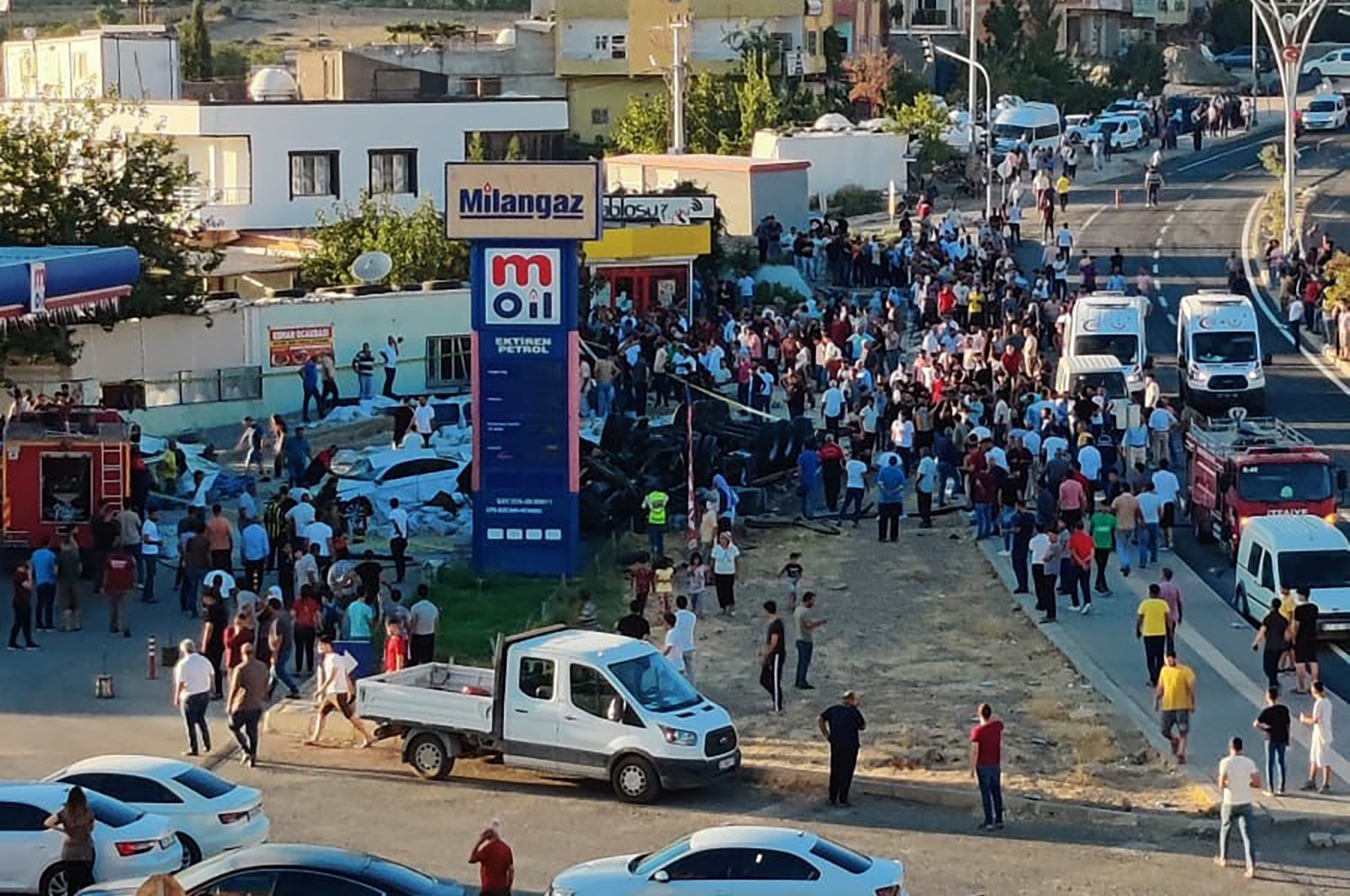 A crowd gathers around an accident site, in Mardin, Türkiye, Aug. 20, 2022. (IHA Photo)
