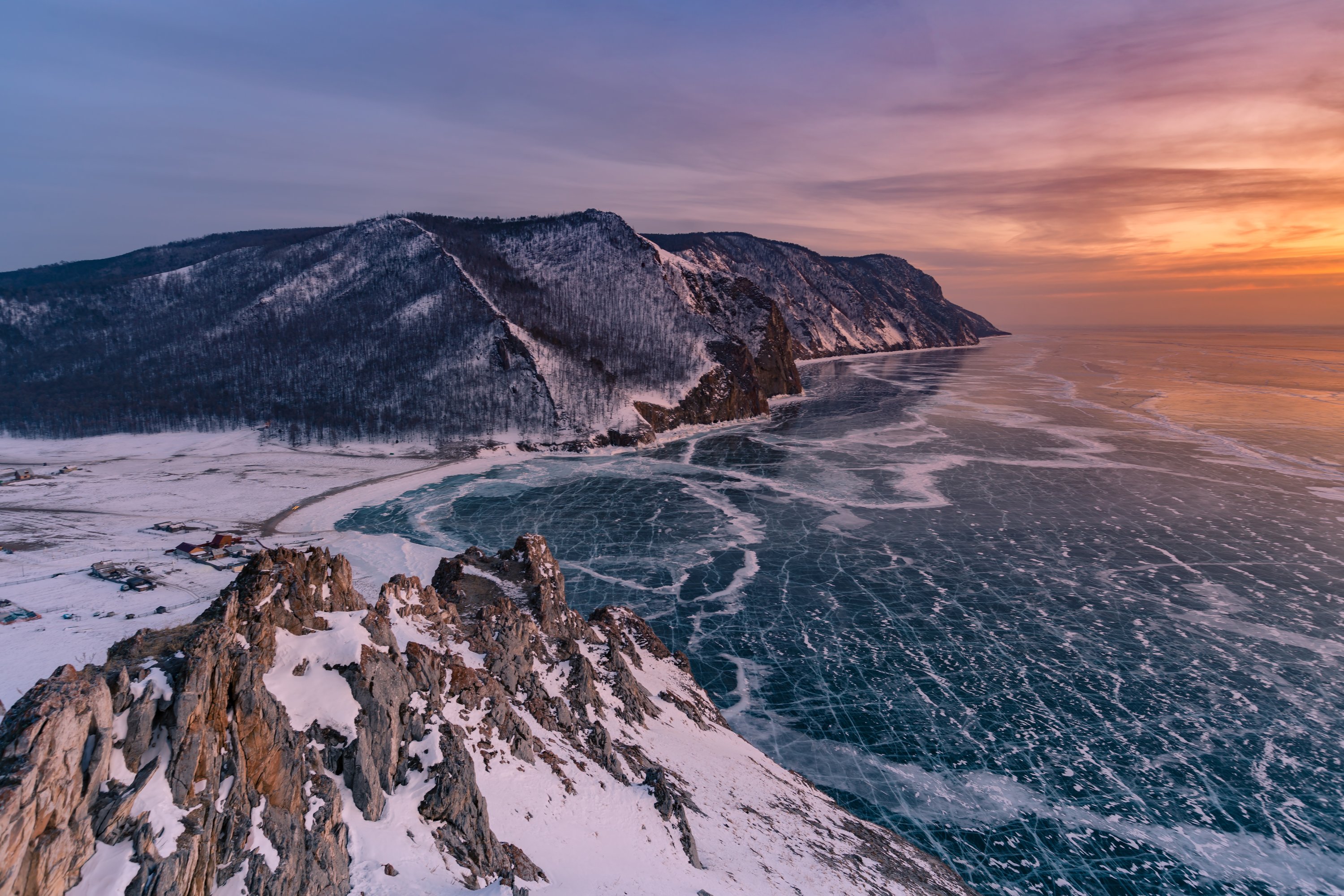 Pemandangan dari Danau Baikal di musim dingin, Rusia.  (Shutterstock)