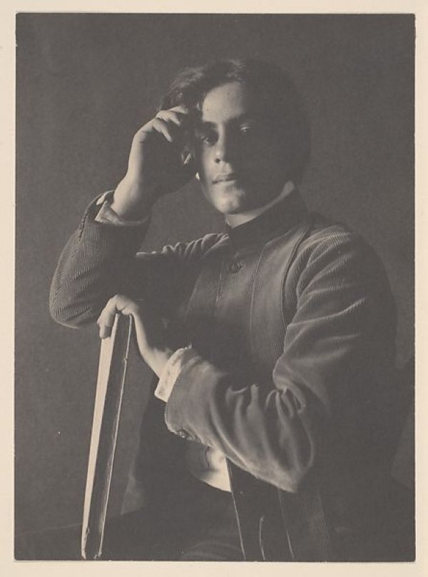 Foto Khalil Gibran tahun 1896 oleh F. Holland Day.  (Courtesy dari situs The Met) 