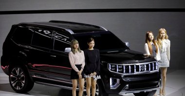 Members of K-pop music group BLACKPINK pose for photographs with Kia Motors&#039; Mohave during the 2019 Seoul Motor Show in Goyang, South Korea, March 28, 2019. (Reuters Photo)