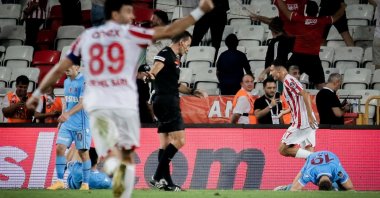 Antalyaspor players celebrate a goal against Trabzonspor, Antalya, Türkiye, Aug. 20, 2022. (IHA Photo)
